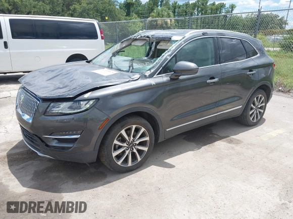 2019 Lincoln MKC Reserve z VIN 5LMCJ3C99KUL03532, wystawiony jako IAAI lot #42595874 z przebiegiem 80 875 mil mil oraz . Historia ofert i sprzedaży dostępna na DreamBid. Obrazek 17.