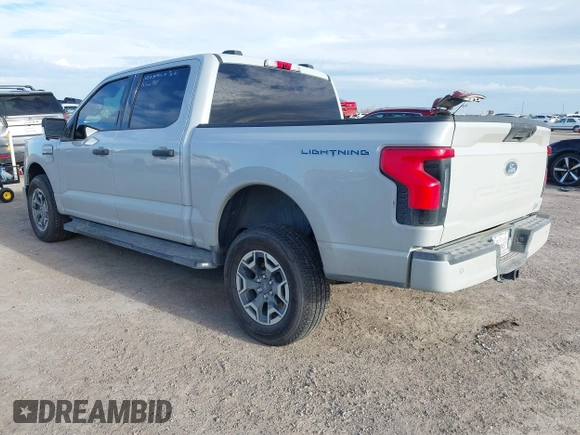 2023 Ford F-150 Lightning Pro z VIN 1FTVW1EL4PWG59817, wystawiony jako IAAI lot #41243052 z przebiegiem 9 859 mil mil oraz . Historia ofert i sprzedaży dostępna na DreamBid. Obrazek 3.