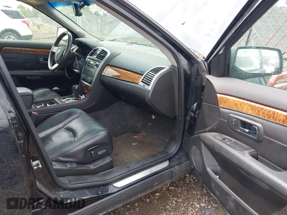 2008 Cadillac SRX RWD z VIN 1GYEE637180139577, wystawiony jako IAAI lot #42161039 z przebiegiem 159 816 mil mil oraz . Historia ofert i sprzedaży dostępna na DreamBid. Obrazek 5.