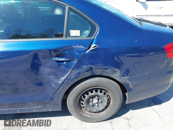 2014 Volkswagen Jetta S z VIN 3VW2K7AJ4EM256582, wystawiony jako IAAI lot #42115329 z przebiegiem 154 096 mil mil oraz . Historia ofert i sprzedaży dostępna na DreamBid. Obrazek 6.