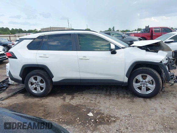 2020 Toyota RAV4 XLE with VIN JTMW1RFV0LD521893, listed as a IAAI auction lot 42701228 with 34,647 mi miles and . Bid and sale history available at DreamBid. Image 14.