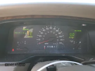 1999 Lincoln Town Car Signature z VIN 1LNHM82W4XY615634, wystawiony jako Copart lot #48886235 z przebiegiem 207 411 mil mil oraz Szkody całkowita. Historia ofert i sprzedaży dostępna na DreamBid. Obrazek 9.