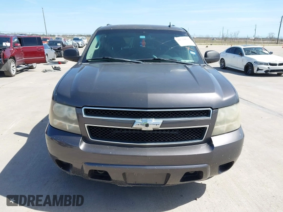 2010 Chevrolet Suburban LS z VIN 1GNUKHE36AR207087, wystawiony jako IAAI lot #41729820 z przebiegiem 266 177 mil mil oraz . Historia ofert i sprzedaży dostępna na DreamBid. Obrazek 12.