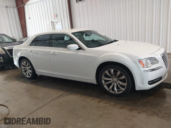 2014 Chrysler 300 z VIN 2C3CCAAG8EH381206, wystawiony jako IAAI lot #42279538 z przebiegiem 136 796 mil mil oraz . Historia ofert i sprzedaży dostępna na DreamBid. Obrazek 12.