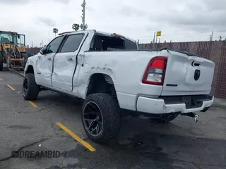 2021 Ram 1500 Big Horn z VIN 1C6RREFT2MN647379, wystawiony jako IAAI lot #42094375 z przebiegiem 57 121 mil mil oraz . Historia ofert i sprzedaży dostępna na DreamBid. Obrazek 3.