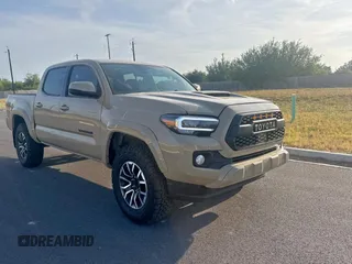 2020 Toyota Tacoma SR5 z VIN 3TMAZ5CN0LM124558, wystawiony jako Copart lot #60572115 z przebiegiem 69 385 mil mil oraz Czysty tytuł • Clean title. Historia ofert i sprzedaży dostępna na DreamBid. Obrazek 1.