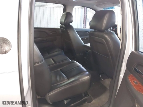 2013 Chevrolet Avalanche LT with VIN 3GNTKFE7XDG271401, listed as a IAAI auction lot 41213564 with 155,521 mi miles. Bid and sale history available at carsss.com. Image 8.