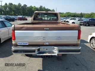 1990 Ford F-250 z VIN 2FTHF26H4LCA00395, wystawiony jako Copart lot #60321695 z przebiegiem 50 927 mil mil oraz Szkoda całkowita • Salvage title. Historia ofert i sprzedaży dostępna na DreamBid. Obrazek 6.