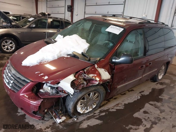 2007 Chrysler Town & Country LWB Touring with VIN 2A4GP54L67R153147, listed as a IAAI auction lot 41577534 with 113,991 mi miles. Bid and sale history available at carsss.com. Image 2.