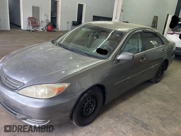 2002 Toyota Camry LE z VIN 4T1BE30K52U542523, wystawiony jako Copart lot #57983805 z przebiegiem 264 137 mil mil oraz Czysty tytuł • Clean title. Historia ofert i sprzedaży dostępna na DreamBid. Obrazek 2.