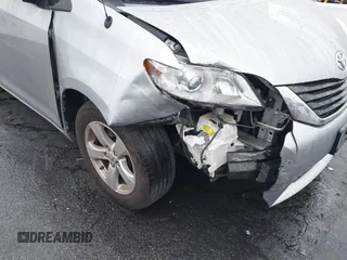2014 Toyota Sienna LE AAS z VIN 5TDKK3DC1ES488954, wystawiony jako IAAI lot #41557423 z przebiegiem 144 031 mil mil oraz . Historia ofert i sprzedaży dostępna na DreamBid. Obrazek 6.