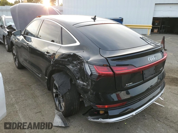 2022 Audi e-tron Sportback S line Premium Plus z VIN WA12AAGE8NB023545, wystawiony jako Copart lot #40283084 z przebiegiem 19 680 mil mil oraz . Historia ofert i sprzedaży dostępna na DreamBid. Obrazek 2.