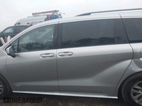 2021 Toyota Sienna XLE with VIN 5TDYRKEC2MS053745, listed as a IAAI auction lot 41171409 with 115,514 mi miles. Bid and sale history available at carsss.com. Image 14.