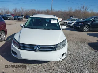 2015 Volkswagen Tiguan S z VIN WVGBV7AX5FW610055, wystawiony jako IAAI lot #41502961 z przebiegiem 81 683 mil mil oraz . Historia ofert i sprzedaży dostępna na DreamBid. Obrazek 13.