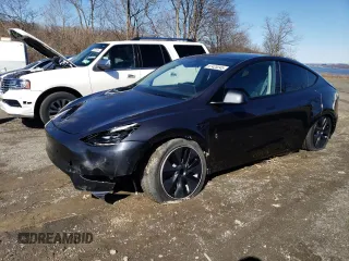 2024 Tesla Model Y with VIN 7SAYGDED3RF114643, listed as a Copart auction lot 47425245 with 3,021 mi miles and Salvage Title. Bid and sale history available at DreamBid. Image 1.