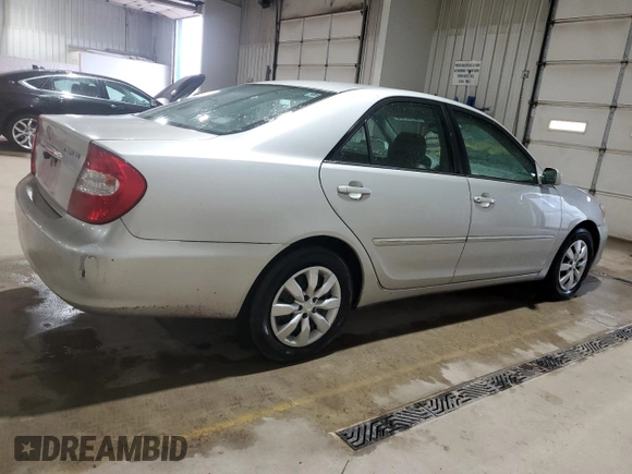 2002 Toyota Camry LE z VIN 4T1BE32K32U063577, wystawiony jako Copart lot #58782185 z przebiegiem 243 589 mil mil oraz Szkoda całkowita • Salvage title. Historia ofert i sprzedaży dostępna na DreamBid. Obrazek 3.
