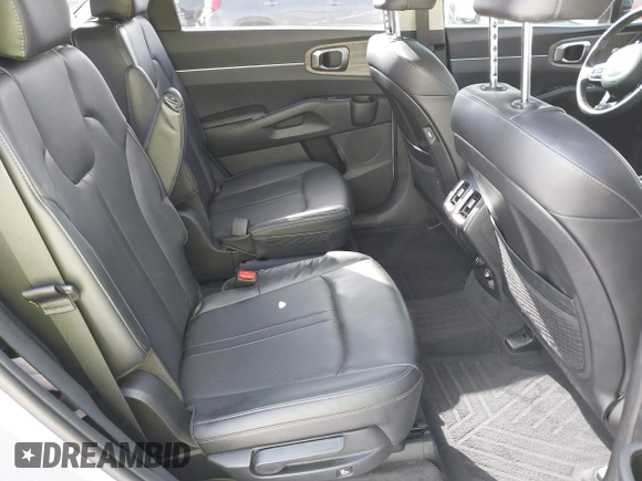 2023 Kia Sorento EX z VIN 5XYRH4LF9PG229689, wystawiony jako IAAI lot #41893442 z przebiegiem 17 906 mil mil oraz . Historia ofert i sprzedaży dostępna na DreamBid. Obrazek 8.