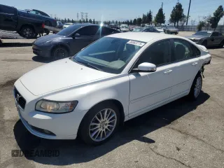 2010 Volvo S40 z VIN YV1382MS4A2506542, wystawiony jako Copart lot #56563775 z przebiegiem 130 681 mil mil oraz Szkoda całkowita • Salvage title. Historia ofert i sprzedaży dostępna na DreamBid. Obrazek 1.