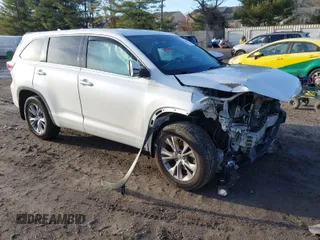 2014 Toyota Highlander LE z VIN 5TDBKRFHXES059727, wystawiony jako IAAI lot #41126330 z przebiegiem 138 166 mil mil oraz . Historia ofert i sprzedaży dostępna na DreamBid. Obrazek 1.