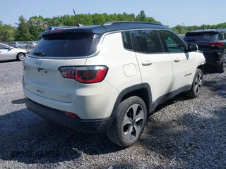 2018 Jeep Compass Latitude z VIN 3C4NJDBB2JT281182, wystawiony jako IAAI lot #42392069 z przebiegiem 112 758 mil mil oraz . Historia ofert i sprzedaży dostępna na DreamBid. Obrazek 4.