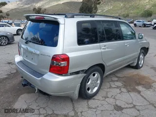 2006 Toyota Highlander w/3rd Row with VIN JTEDP21A060104055, listed as a IAAI auction lot 41786954 with 131,160 mi miles. Bid and sale history available at carsss.com. Image 4.