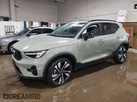 2023 Volvo XC40 Ultimate Dark Theme z VIN YV4L12UX9P2068547, wystawiony jako Copart lot #47006075 z przebiegiem 27 126 mil mil oraz Szkoda całkowita • Salvage title. Historia ofert i sprzedaży dostępna na DreamBid. Obrazek 1.