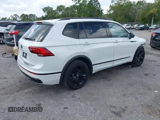 2024 Volkswagen Tiguan SE R-Line Black z VIN 3VVCB7AX1RM037369, wystawiony jako IAAI lot #41911287 z przebiegiem 16 458 mil mil oraz . Historia ofert i sprzedaży dostępna na DreamBid. Obrazek 4.