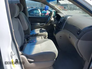 2006 Toyota Sienna CE z VIN 5TDZA23C56S572077, wystawiony jako IAAI lot #42520493 z przebiegiem 226 732 mil mil oraz . Historia ofert i sprzedaży dostępna na DreamBid. Obrazek 5.