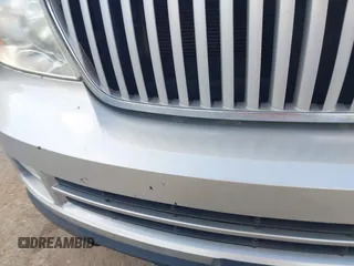 2005 Lincoln Navigator Luxury with VIN 5LMFU275X5LJ13111, listed as a IAAI auction lot 41498197 with Not Provided miles. Bid and sale history available at carsss.com. Image 14.