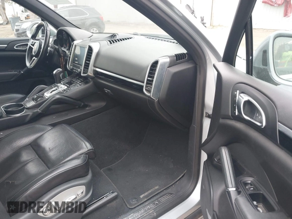 2017 Porsche Cayenne S z VIN WP1AB2A2XHLA51668, wystawiony jako IAAI lot #42347854 z przebiegiem 85 227 mil mil oraz . Historia ofert i sprzedaży dostępna na DreamBid. Obrazek 5.