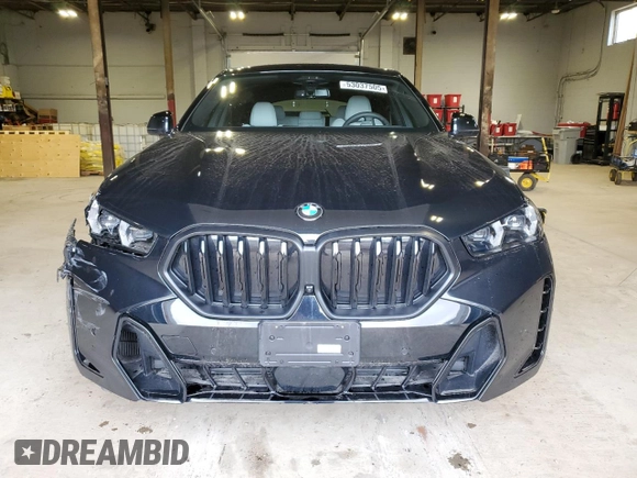 2025 BMW X6 xDrive40i z VIN 5UX33EX08S9Y77906, wystawiony jako Copart lot #53037505 z przebiegiem 2 923 mil mil oraz Czysty tytuł • Clean title. Historia ofert i sprzedaży dostępna na DreamBid. Obrazek 5.