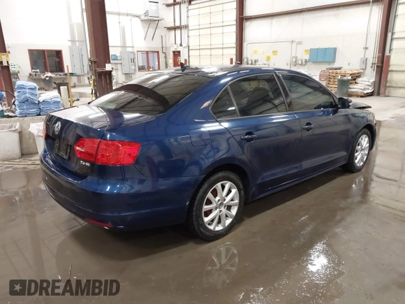 2011 Volkswagen Jetta SE z VIN 3VWDZ7AJ6BM105985, wystawiony jako IAAI lot #41818129 z przebiegiem 126 051 mil mil oraz . Historia ofert i sprzedaży dostępna na DreamBid. Obrazek 4.