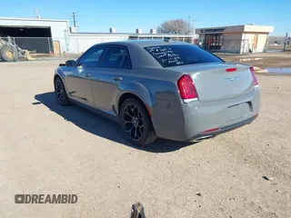 2019 Chrysler 300 S z VIN 2C3CCABG8KH538131, wystawiony jako IAAI lot #41342680 z przebiegiem 85 878 mil mil oraz . Historia ofert i sprzedaży dostępna na DreamBid. Obrazek 3.