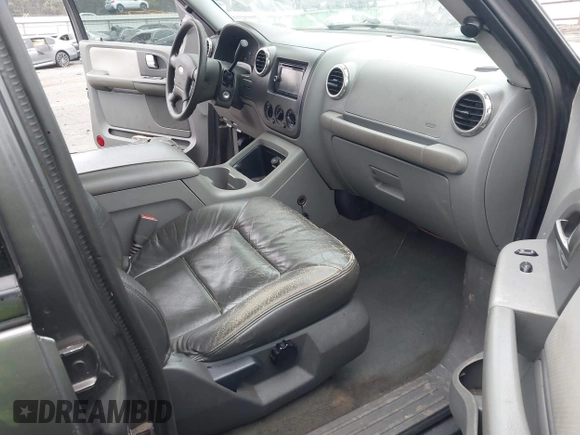 2004 Ford Expedition Special Service with VIN 1FMPU15L44LB05801, listed as a IAAI auction lot 41553046 with 286,759 mi miles. Bid and sale history available at carsss.com. Image 5.