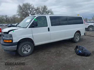 2018 Chevrolet Express Passenger LT z VIN 1GAZGPFG0J1329933, wystawiony jako IAAI lot #42116300 z przebiegiem 114 269 mil mil oraz . Historia ofert i sprzedaży dostępna na DreamBid. Obrazek 2.