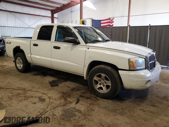 2007 Dodge Dakota SLT with VIN 1D7HW48K97S141569, listed as a Copart auction lot 84002054 with 204,019 mi miles and Salvage Title. Bid and sale history available at carsss.com. Image 4.