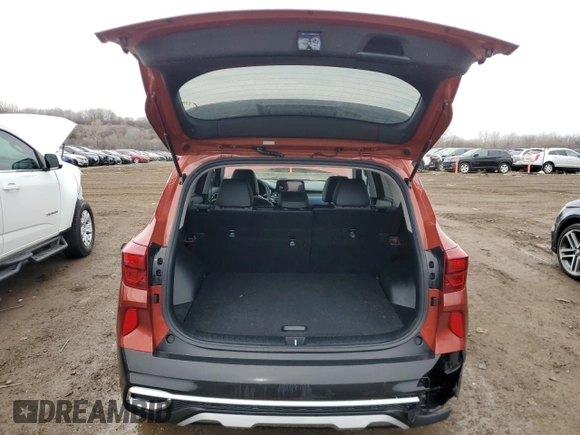 2023 Kia Seltos S z VIN KNDEU2AA1P7393926, wystawiony jako Copart lot #46936325 z przebiegiem 24 867 mil mil oraz Szkoda całkowita • Salvage title. Historia ofert i sprzedaży dostępna na DreamBid. Obrazek 6.