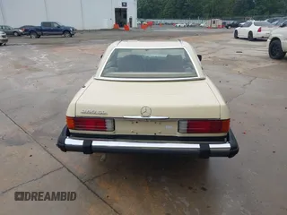 1983 Mercedes-Benz 380 SL z VIN WDBBA45A3DB021934, wystawiony jako IAAI lot #42355288 z przebiegiem 10 887 mil mil oraz . Historia ofert i sprzedaży dostępna na DreamBid. Obrazek 16.