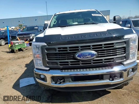 2024 Ford F-250 XL z VIN 1FTBF2BA3RED44401, wystawiony jako Copart lot #49447045 z przebiegiem 8 370 mil mil oraz Szkoda całkowita • Salvage title. Historia ofert i sprzedaży dostępna na DreamBid. Obrazek 10.