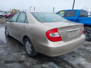 2002 Toyota Camry XLE z VIN 4T1BF32K42U533788, wystawiony jako IAAI lot #42024918 z przebiegiem 120 168 mil mil oraz . Historia ofert i sprzedaży dostępna na DreamBid. Obrazek 3.