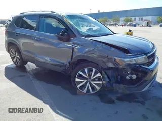 2024 Volkswagen Taos SE z VIN 3VVEX7B20RM075155, wystawiony jako IAAI lot #41709198 z przebiegiem 4 810 mil mil oraz . Historia ofert i sprzedaży dostępna na DreamBid. Obrazek 1.