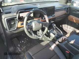 2024 GMC Canyon 4WD AT4 z VIN 1GTP6DEK8R1306627, wystawiony jako Copart lot #80921614 z przebiegiem 6 mil mil oraz Szkoda całkowita • Salvage title. Historia ofert i sprzedaży dostępna na DreamBid. Obrazek 8.