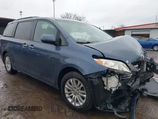 2016 Toyota Sienna XLE with VIN 5TDYK3DC6GS724835, listed as a IAAI auction lot 41477632 with 125,679 mi miles. Bid and sale history available at carsss.com. Image 1.