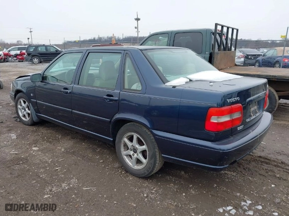 2000 Volvo S70 with VIN YV1LS61J4Y2627389, listed as a IAAI auction lot 41486320 with 247,450 mi miles. Bid and sale history available at carsss.com. Image 3.