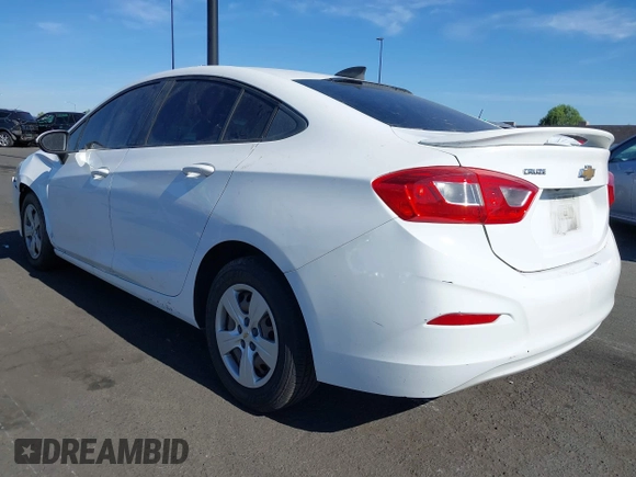 2017 Chevrolet Cruze LS z VIN 1G1BC5SMXH7181536, wystawiony jako IAAI lot #42317266 z przebiegiem 124 380 mil mil oraz . Historia ofert i sprzedaży dostępna na DreamBid. Obrazek 3.