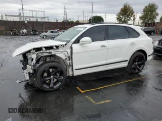 2021 Bentley Bentayga V8 z VIN SJAAM2ZV6MC035957, wystawiony jako Copart lot #76741673 z przebiegiem 14 683 mil mil oraz . Historia ofert i sprzedaży dostępna na DreamBid. Obrazek 1.