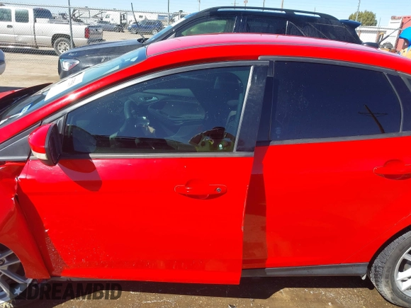 2015 Ford Focus SE z VIN 1FADP3F24FL283927, wystawiony jako IAAI lot #41755250 z przebiegiem Nie podano mil oraz . Historia ofert i sprzedaży dostępna na DreamBid. Obrazek 14.