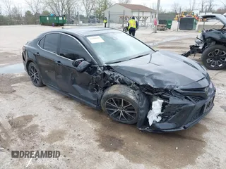 2022 Toyota Camry SE z VIN 4T1T11BK9NU047845, wystawiony jako IAAI lot #42180045 z przebiegiem 51 080 mil mil oraz . Historia ofert i sprzedaży dostępna na DreamBid. Obrazek 1.