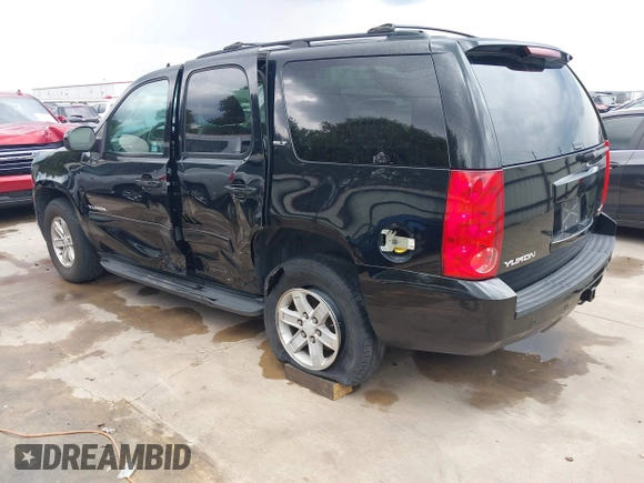 2014 GMC Yukon SLT with VIN 1GKS1CE07ER229525, listed as a IAAI auction lot 40260080 with 180,043 mi miles. Bid and sale history available at carsss.com. Image 3.