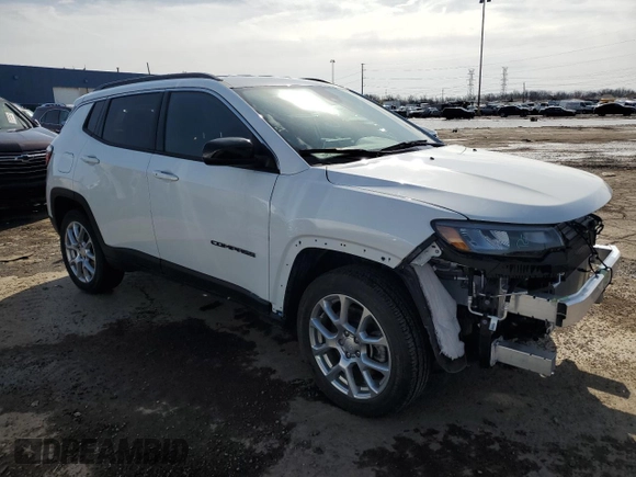 2024 Jeep Compass Latitude Lux z VIN 3C4NJDFN7RT104207, wystawiony jako Copart lot #47723925 z przebiegiem 14 935 mil mil oraz Szkoda całkowita • Salvage title. Historia ofert i sprzedaży dostępna na DreamBid. Obrazek 4.
